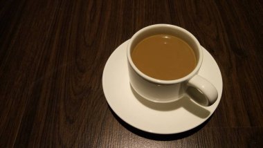 Masanın üzerinde beyaz kahve.