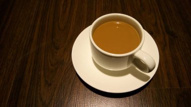 Masanın üzerinde beyaz kahve.