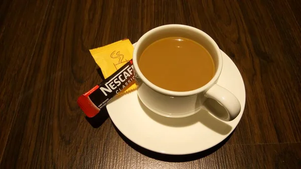 Nescafe Sütlü Kahve Masanın Üstünde — Stok fotoğraf