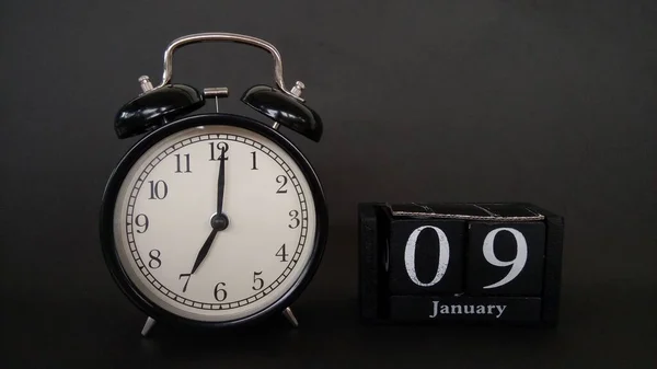 Despertador Con Fecha Cubo Bloque Sobre Fondo Negro — Foto de Stock