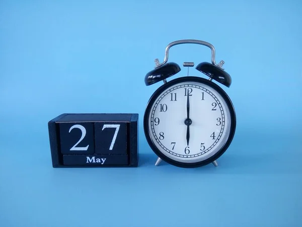 Reloj Despertador Aislado Sobre Fondo Azul Con Fecha Cubo Bloque — Foto de Stock