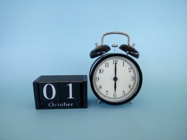 Alarm saati blok küp tarihi ile mavi arkaplanda izole edildi