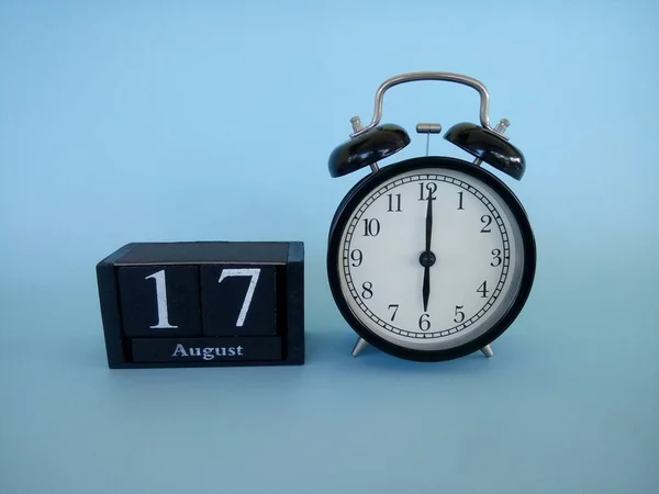 Reloj Despertador Aislado Sobre Fondo Azul Con Fecha Cubo Bloque —  Fotos de Stock