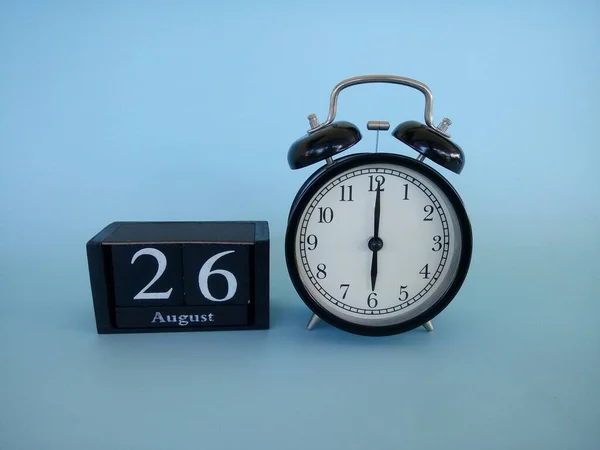 Reloj Despertador Aislado Sobre Fondo Azul Con Fecha Cubo Bloque —  Fotos de Stock