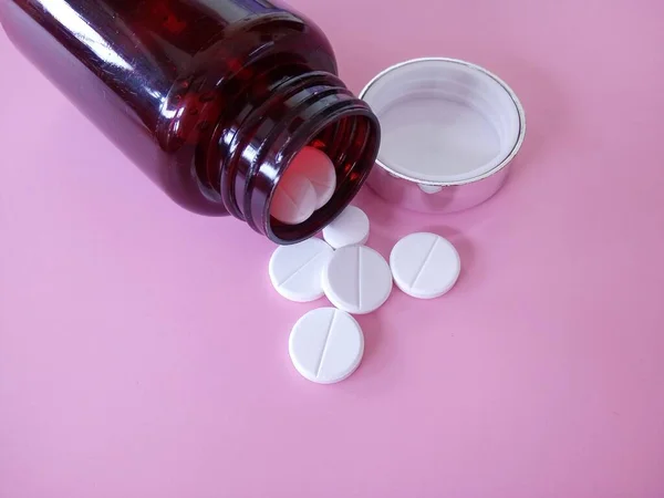 Pillen Mit Flasche Auf Rosa Hintergrund — Stockfoto
