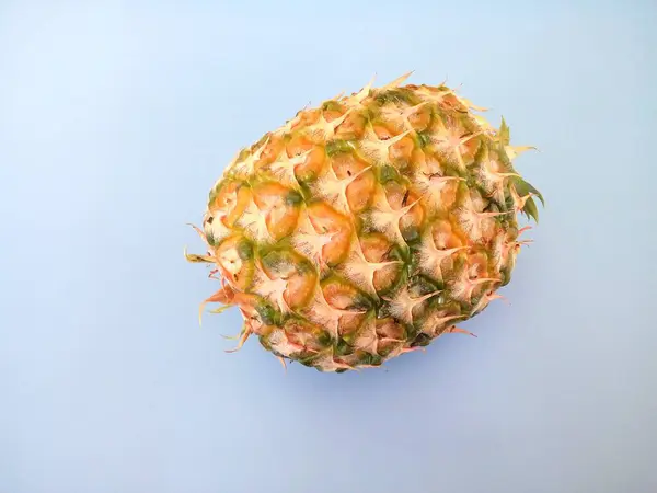 Nahaufnahme Von Ananas Auf Blauem Hintergrund — Stockfoto