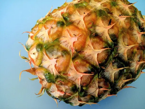 Nahaufnahme Von Ananas Auf Blauem Hintergrund — Stockfoto