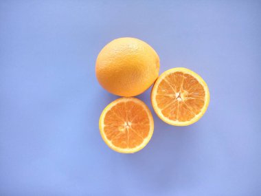 mavi arkaplanda izole edilmiş portakal dilimleri