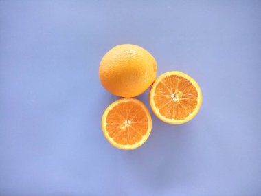 mavi arkaplanda izole edilmiş portakal dilimleri