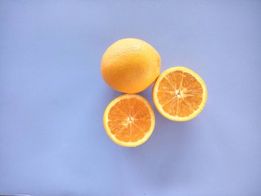 mavi arkaplanda izole edilmiş portakal dilimleri