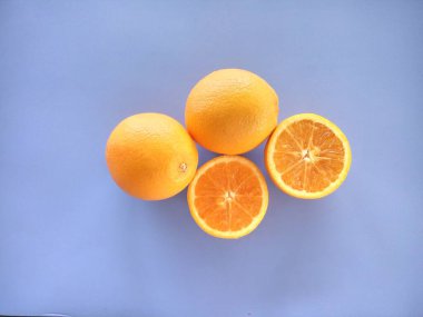 mavi arkaplanda izole edilmiş portakal dilimleri