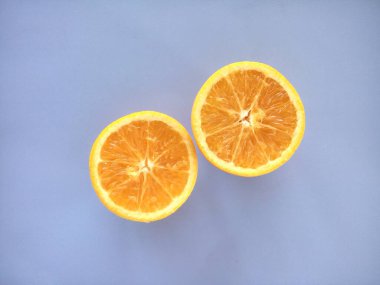 mavi arkaplanda izole edilmiş portakal dilimleri