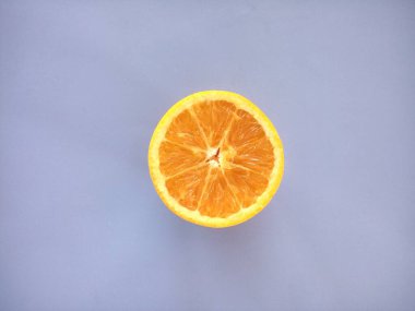 mavi arkaplanda portakal dilimleri