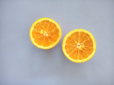 mavi arkaplanda izole edilmiş portakal dilimleri