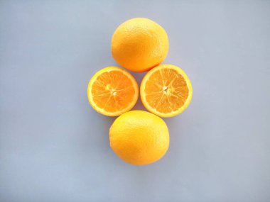 mavi arkaplanda izole edilmiş portakal dilimleri