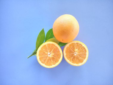 turuncu meyveler mavi arkaplanda