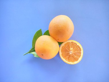 turuncu meyveler mavi arkaplanda