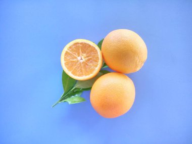 turuncu meyveler mavi arkaplanda