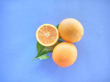 turuncu meyveler mavi arkaplanda
