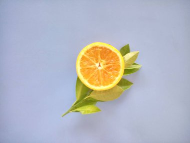 portakal meyvesi mavi arkaplanda izole