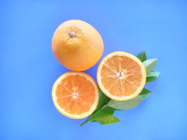 turuncu meyveler mavi arkaplanda