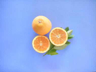 turuncu meyveler mavi arkaplanda