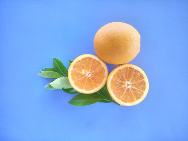 turuncu meyveler mavi arkaplanda