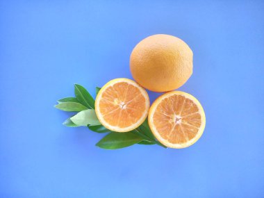 turuncu meyveler mavi arkaplanda