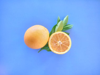 turuncu meyveler mavi arkaplanda