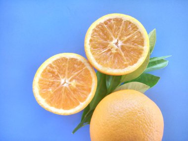 Mavi arkaplandaki portakal meyvelerini kapat