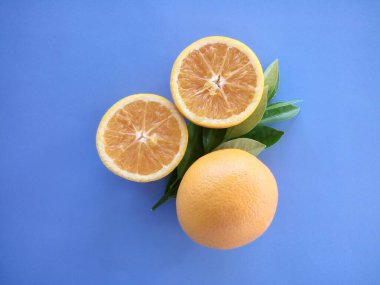 turuncu meyveler mavi arkaplanda