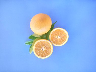 turuncu meyveler mavi arkaplanda