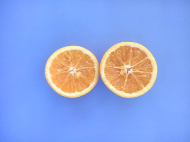 mavi arkaplanda izole edilmiş portakal dilimleri