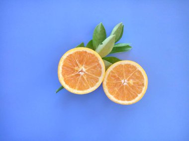 turuncu meyveler mavi arkaplanda