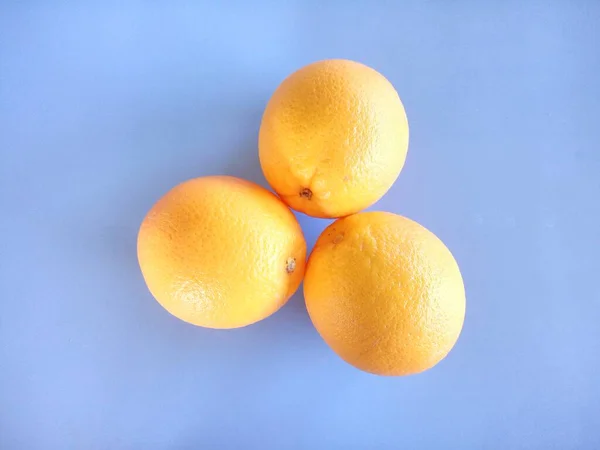 Frutas Naranjas Sobre Fondo Azul —  Fotos de Stock