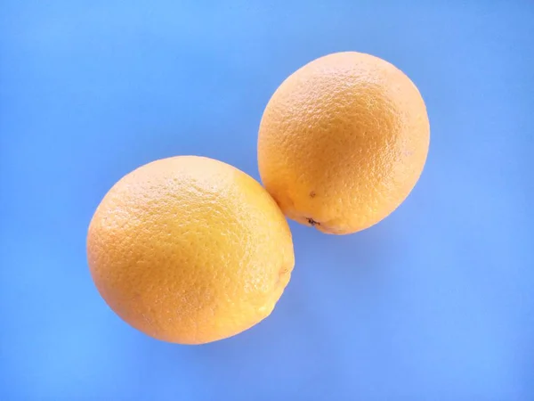 Fruits Orange Sur Fond Bleu — Photo