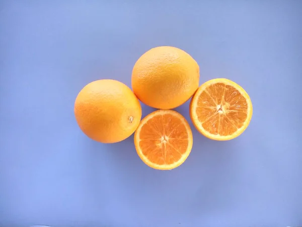 Fatias Laranja Isoladas Fundo Azul — Fotografia de Stock