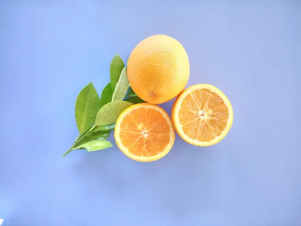 Sinaasappelvruchten Blauwe Ondergrond — Stockfoto