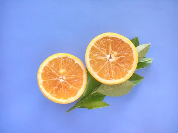 Sinaasappelvruchten Blauwe Ondergrond — Stockfoto