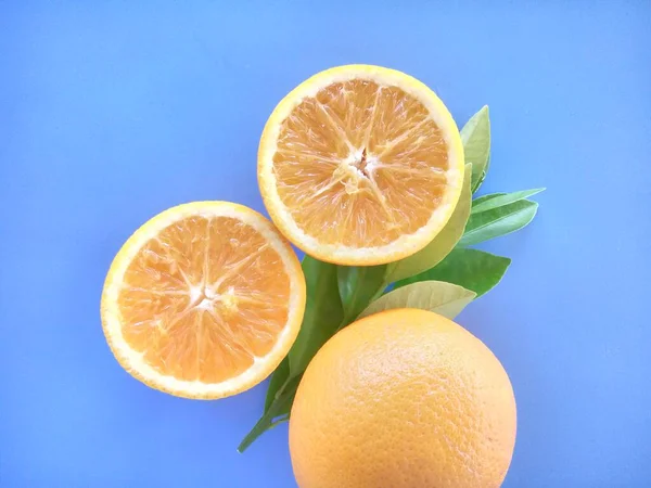 青い背景にオレンジの実を閉じ込めて — ストック写真