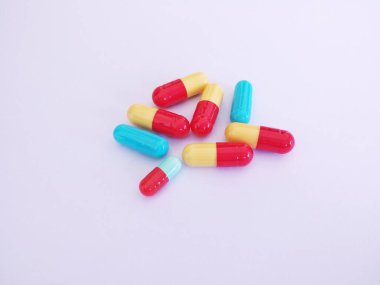 Beyaz arkaplanda kapsüller