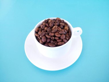 Kahve çekirdekleri mavi arkaplanda.