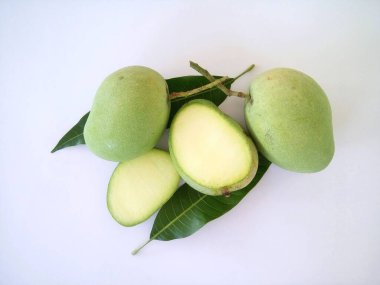 Beyaz arka planda yeşil mangolar