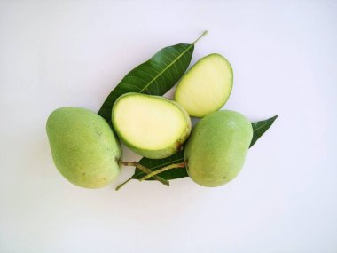 Beyaz arka planda yeşil mangolar