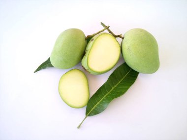 Beyaz arka planda yeşil mangolar