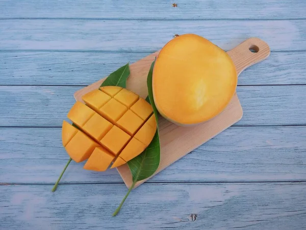 Gehakte Mangovruchten Snijplank — Stockfoto