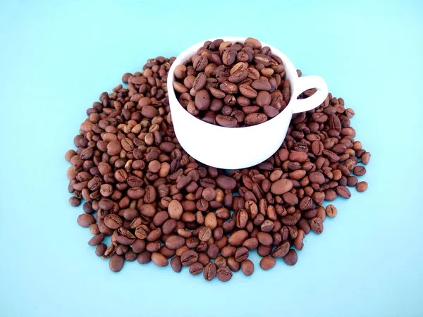 Granos Café Una Taza Sobre Fondo Azul — Foto de Stock