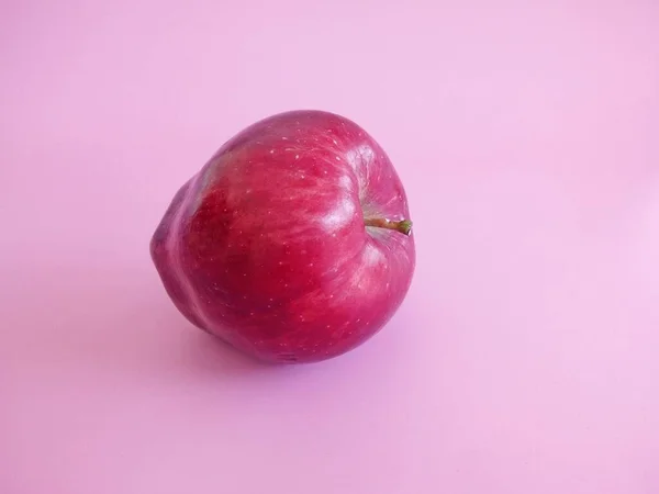 Červené Jablko Růžovém Pozadí — Stock fotografie