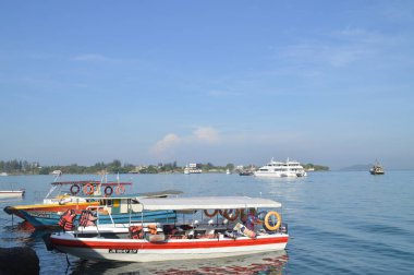 Malezya, Kota Kinabalu 'daki Mamutik Adası' na feribot seferleri.