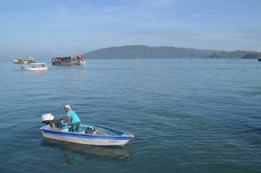 Sabah, Malezya 'daki Kota Kinabalu sahilinde balıkçı teknesi.